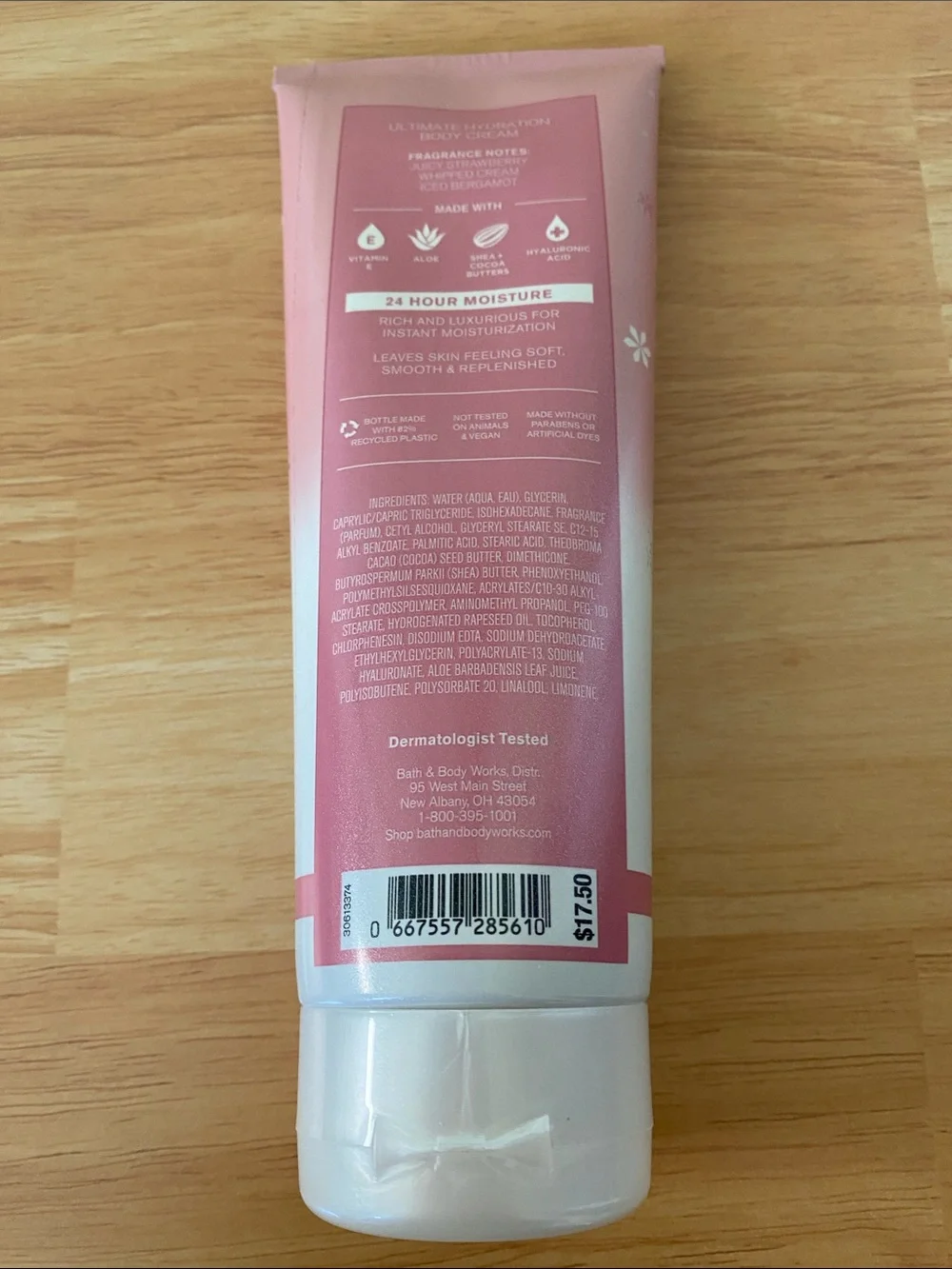 Bath & Body Works Ultimate Hydration Strawberry Snowflakes Body Cream NWT 8 oz.